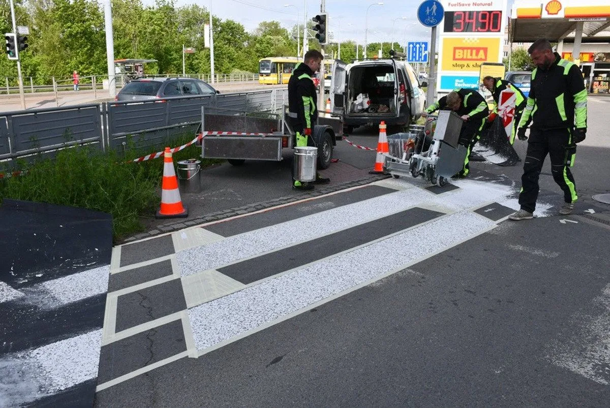Technici obnovují značení přechodů i varovné symboly na silnicích, přidali i nové