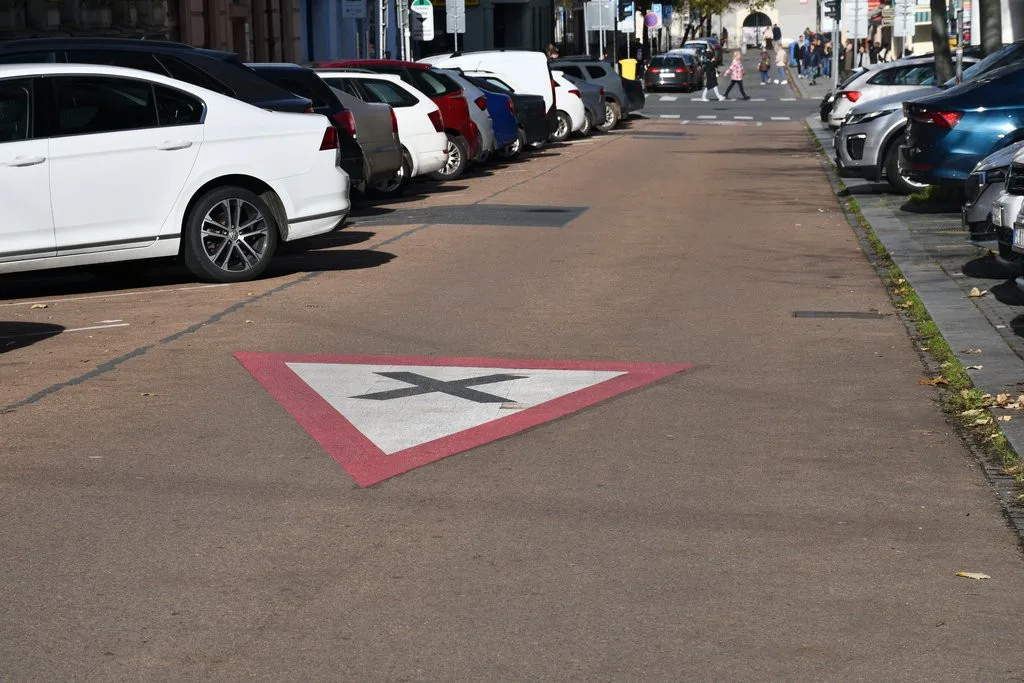 Technici obnovují značení přechodů i varovné symboly na silnicích, přidali i nové