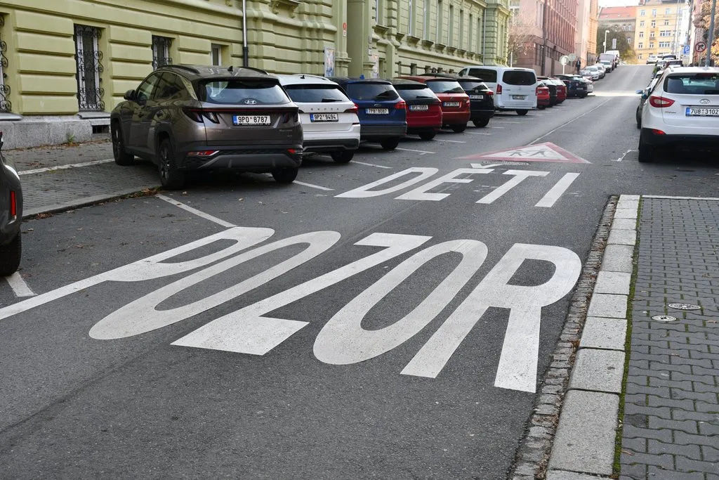 Technici obnovují značení přechodů i varovné symboly na silnicích, přidali i nové