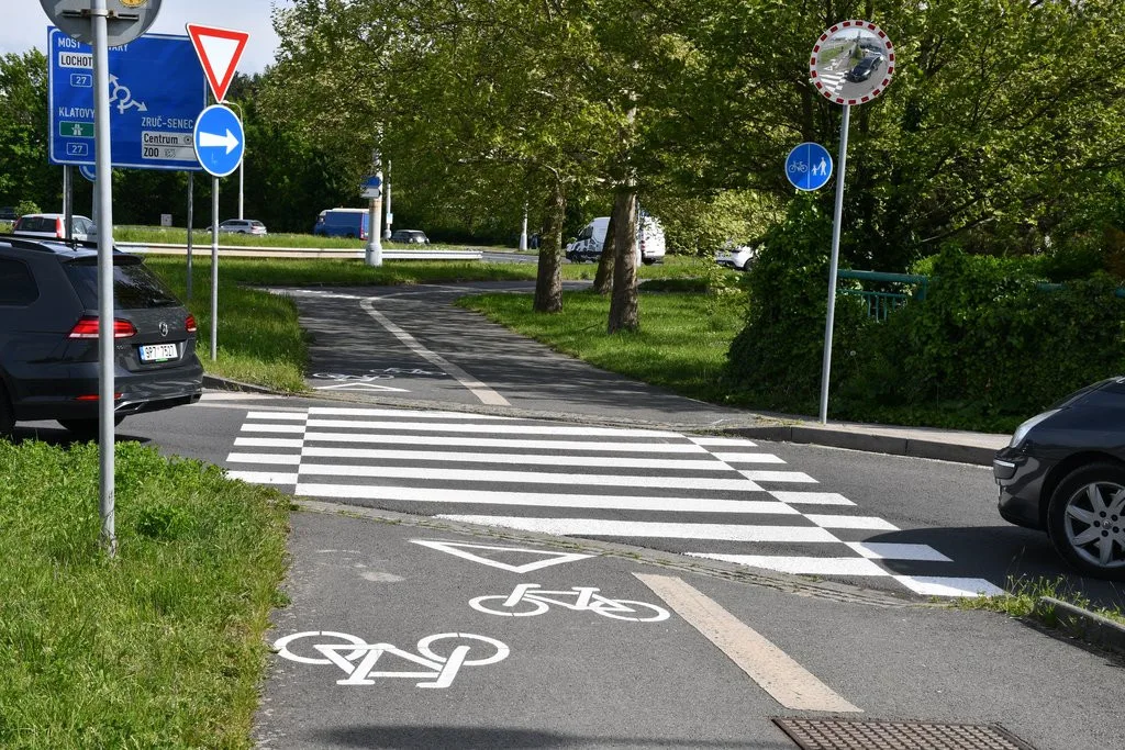 Technici obnovují značení přechodů i varovné symboly na silnicích, přidali i nové