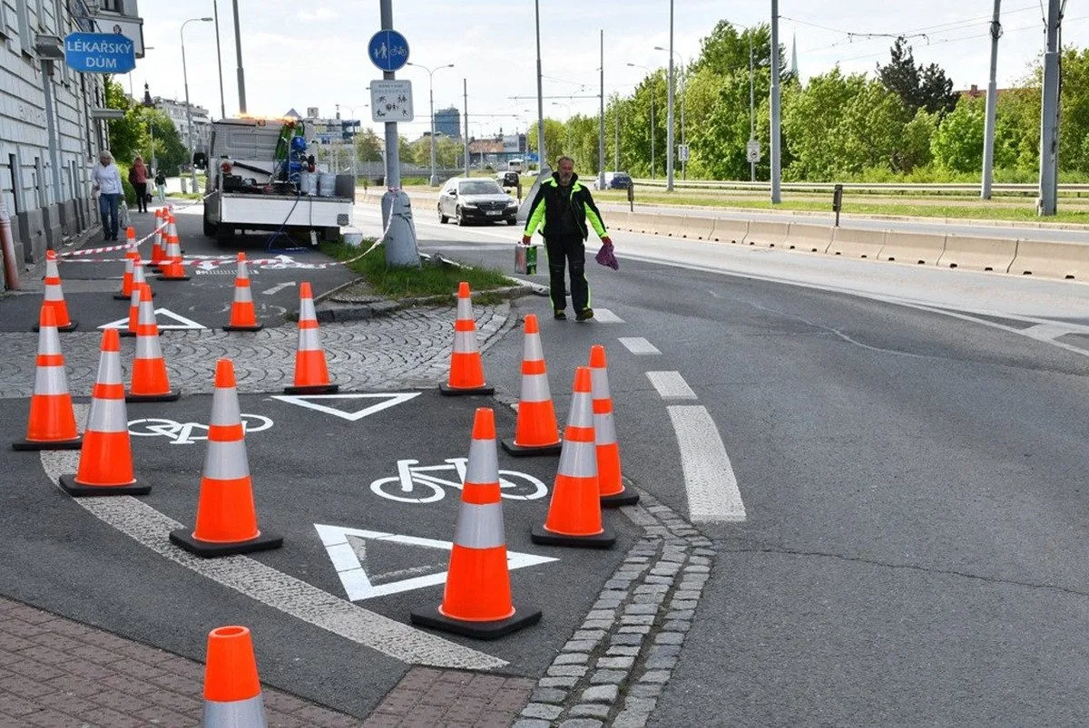 Technici obnovují značení přechodů i varovné symboly na silnicích, přidali i nové