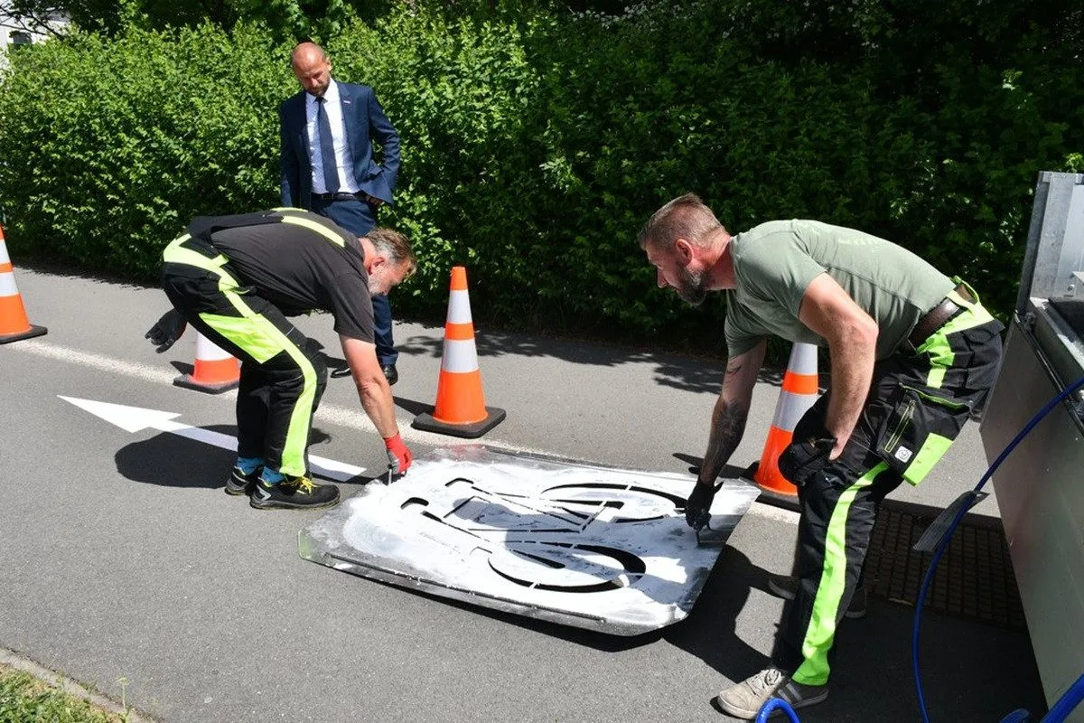 Technici obnovují značení přechodů i varovné symboly na silnicích, přidali i nové