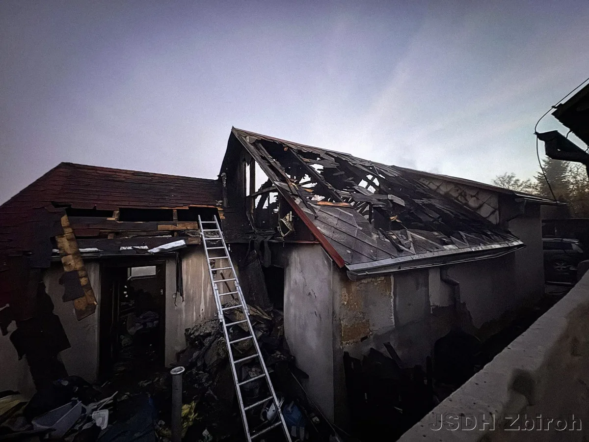 VIDEO: Rodinný domek zasáhl požár, odletující kusy střechy byly slyšet z velké vzdálenosti