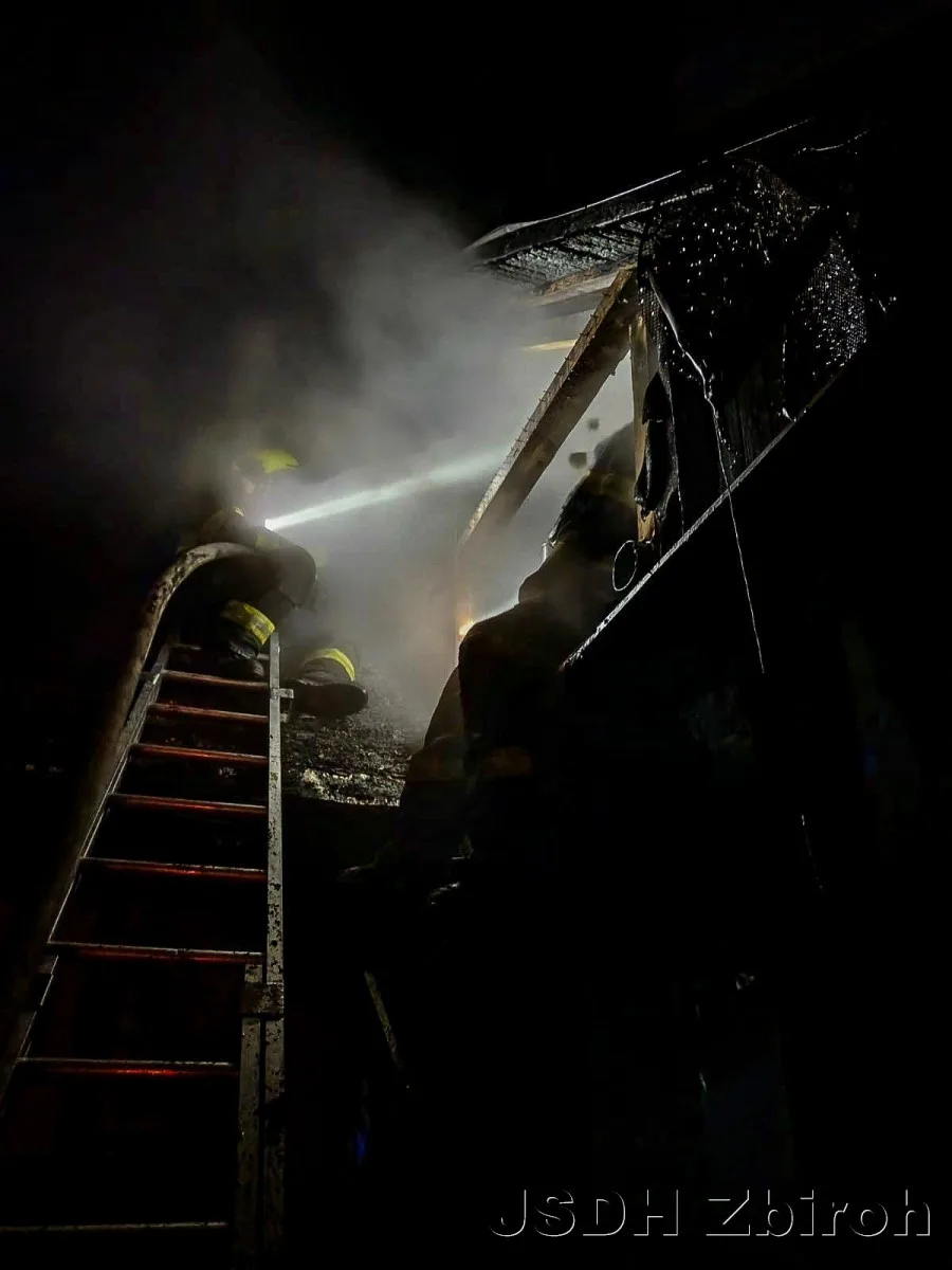 VIDEO: Rodinný domek zasáhl požár, odletující kusy střechy byly slyšet z velké vzdálenosti