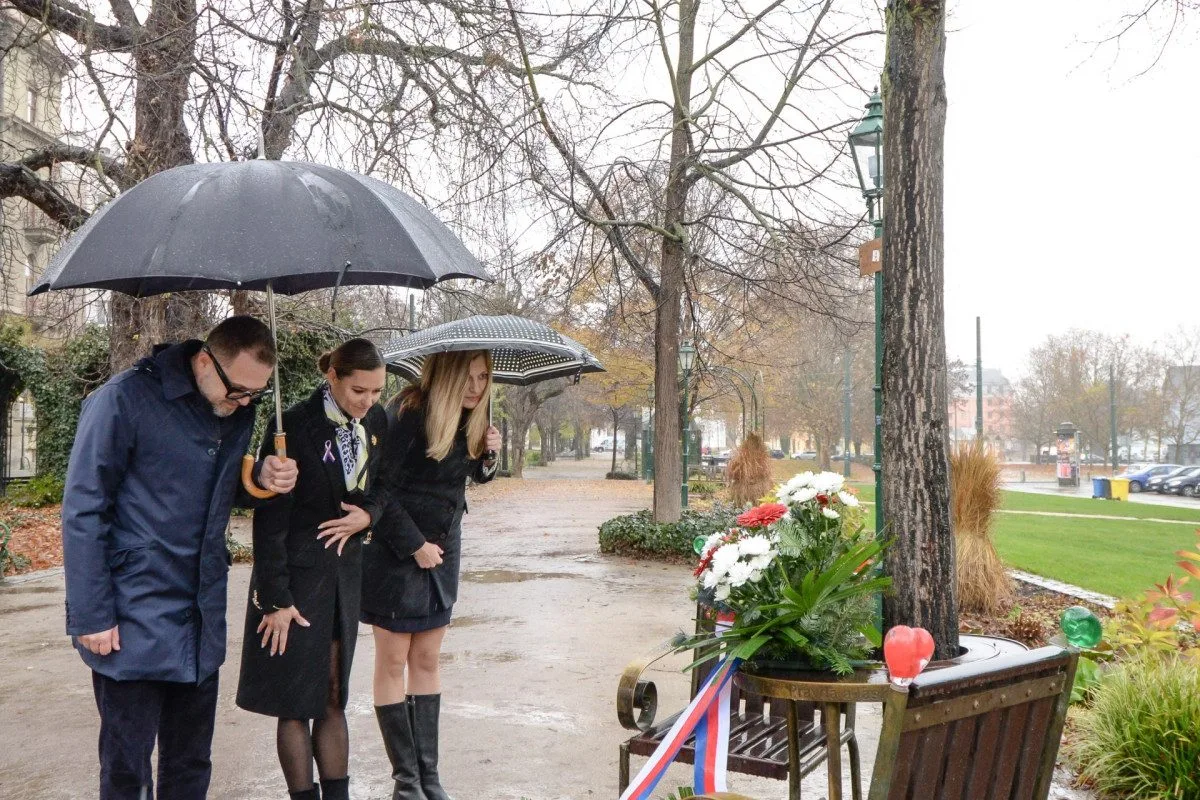 náměstkyně primátora města Plzně Lucie Kantorová, radní města Plzně Světlana Budková a Daniel Kůs u lavičky Václava Havla