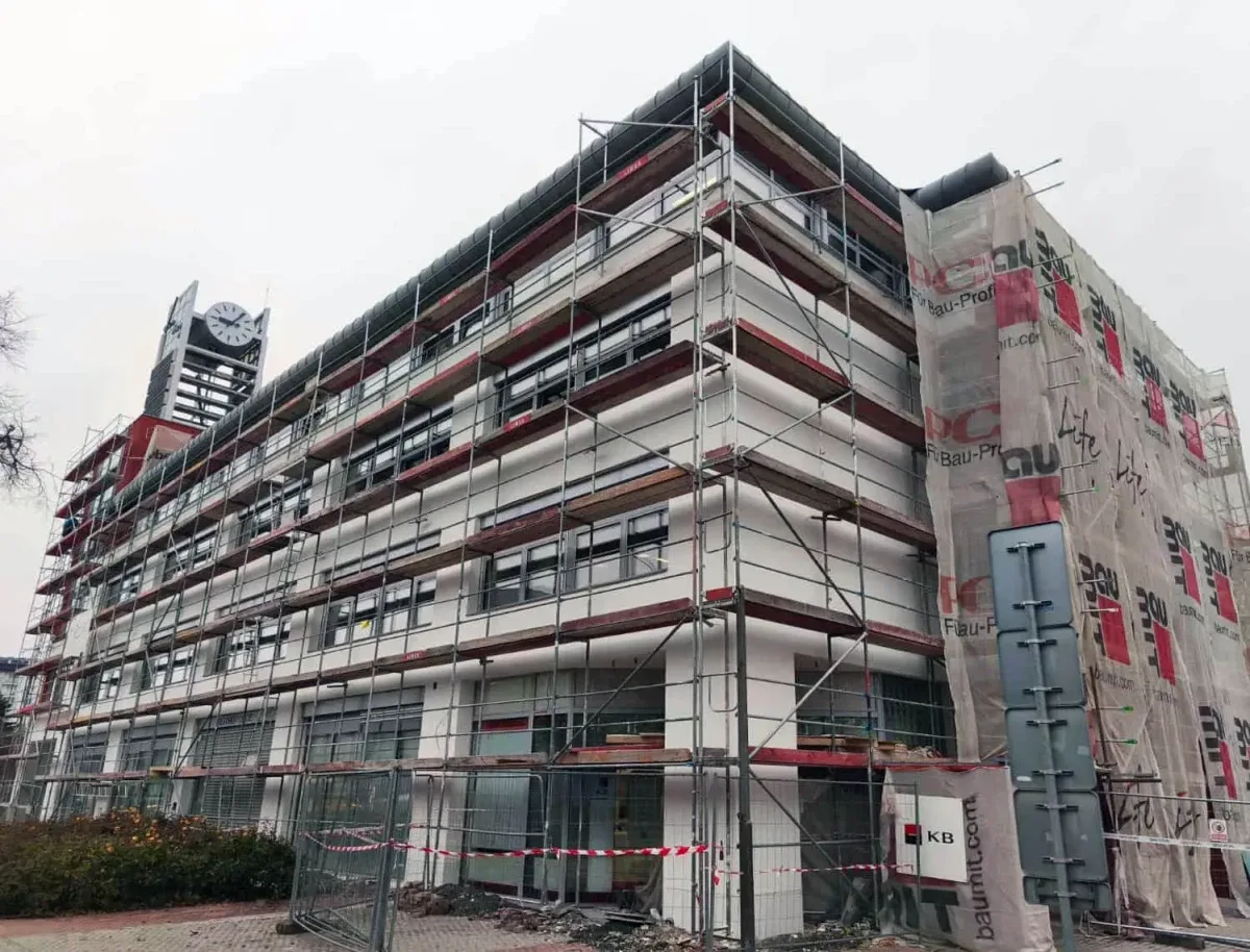 Rekonstrukce oceňované radnice míří do finiše, vše probíhá za plného provozu