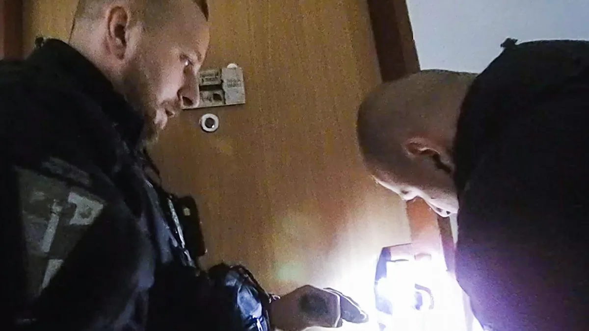 Seniorka s mrtvicí zůstala uvězněná v bytě, její stav se rychle zhoršoval