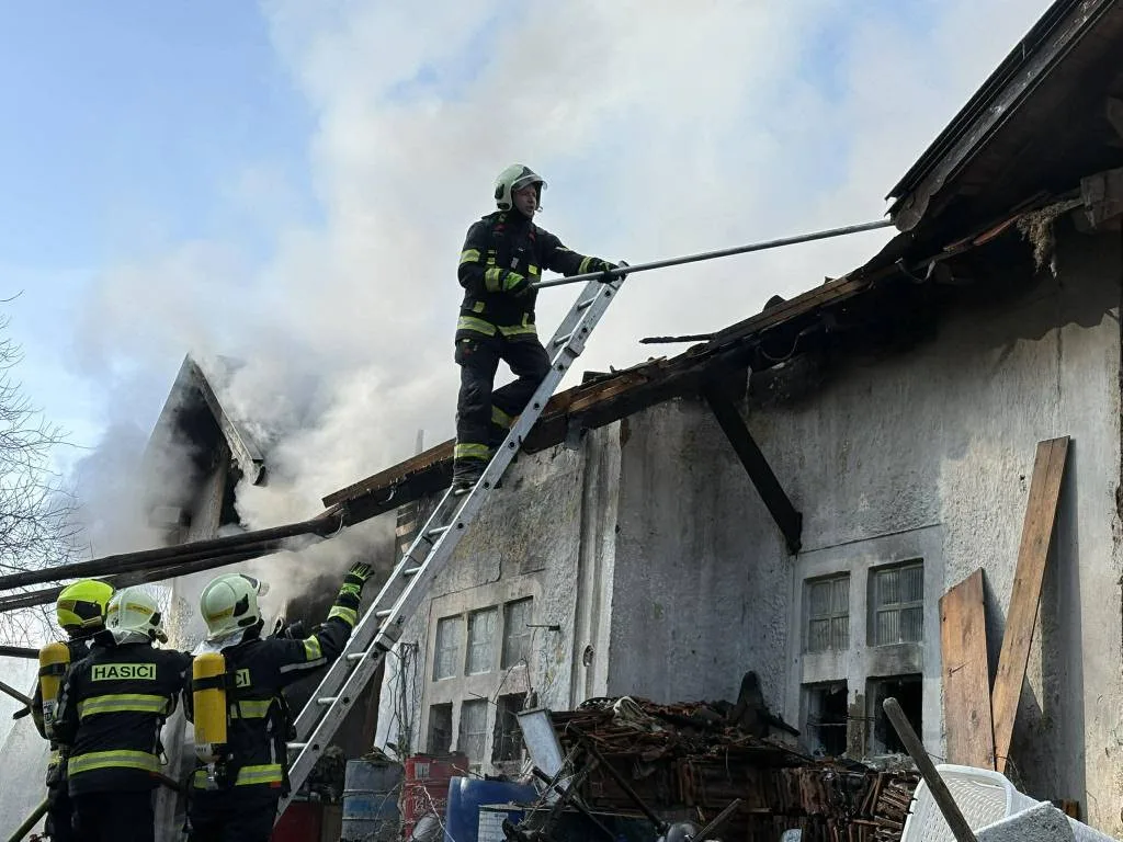 Deset jednotek bojuje s požárem drážního domku. Byl vyhlášený druhý stupeň poplachu