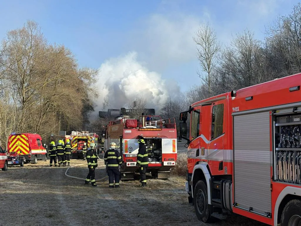 Deset jednotek bojuje s požárem drážního domku. Byl vyhlášený druhý stupeň poplachu