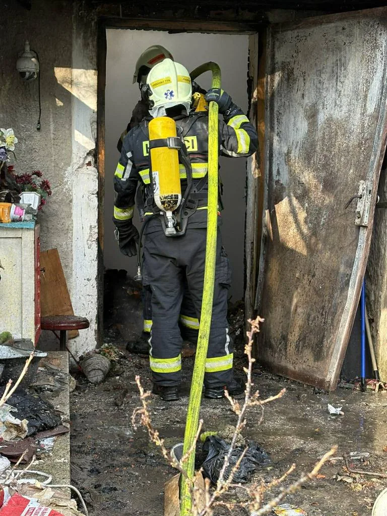 Deset jednotek bojuje s požárem drážního domku. Byl vyhlášený druhý stupeň poplachu
