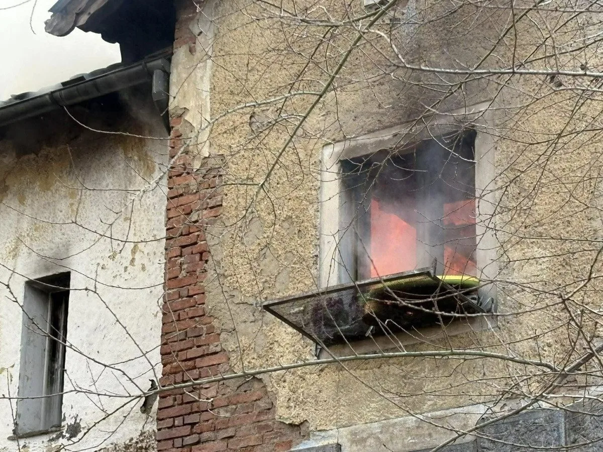 Deset jednotek bojuje s požárem drážního domku. Byl vyhlášený druhý stupeň poplachu