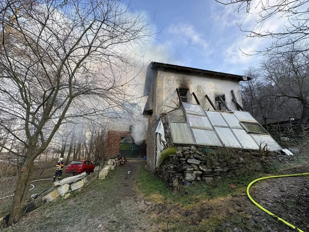 Deset jednotek bojuje s požárem drážního domku. Byl vyhlášený druhý stupeň poplachu