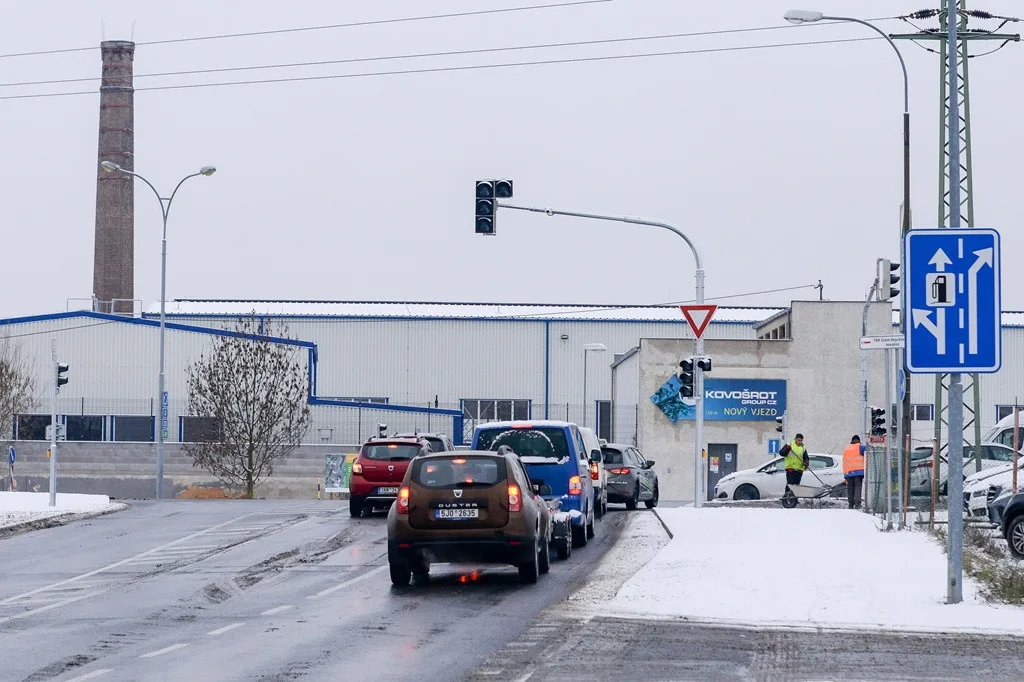 Křižovatka ulic Jateční a Chrástecká má nově semafory. Už se tam se vrátil provoz