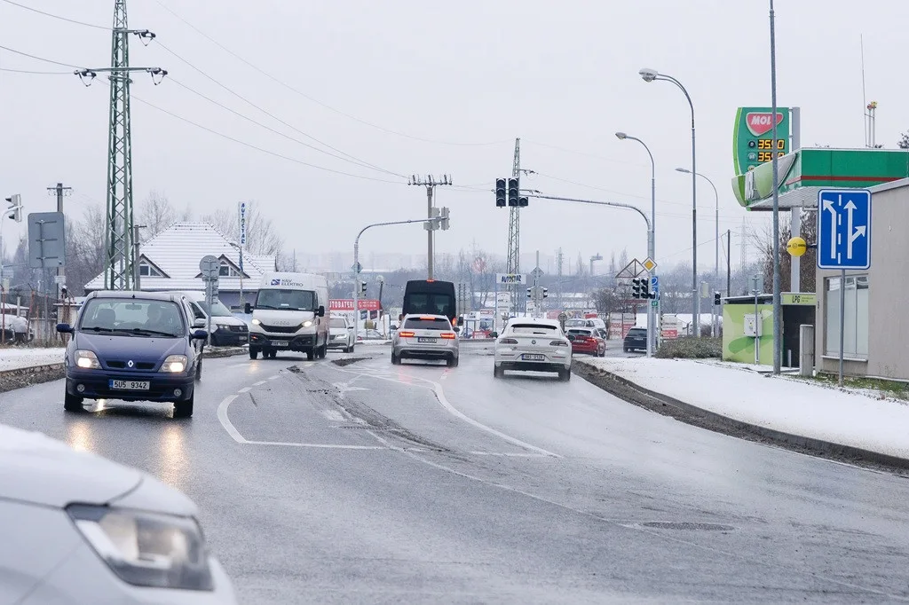 Křižovatka ulic Jateční a Chrástecká má nově semafory. Už se tam se vrátil provoz