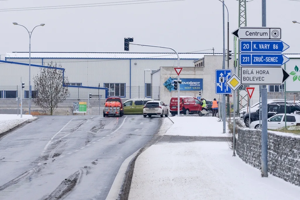 Křižovatka ulic Jateční a Chrástecká má nově semafory. Už se tam se vrátil provoz