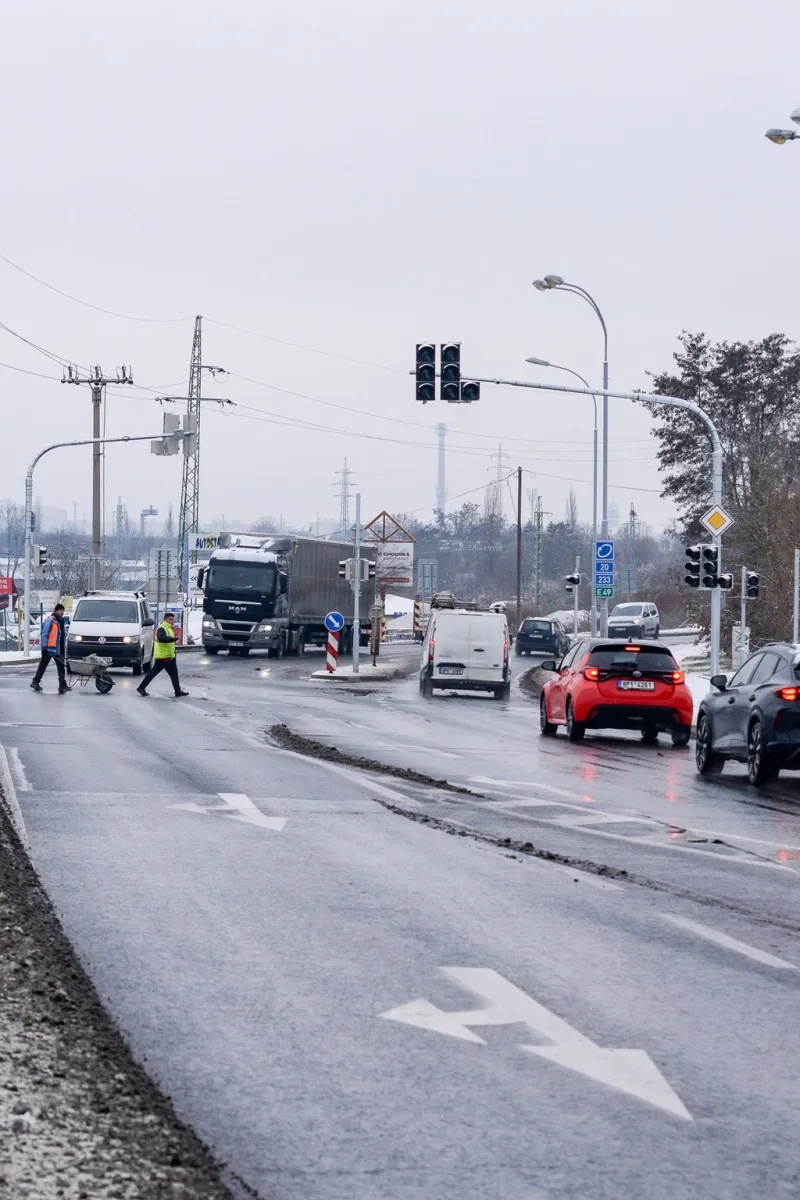 Křižovatka ulic Jateční a Chrástecká má nově semafory. Už se tam se vrátil provoz