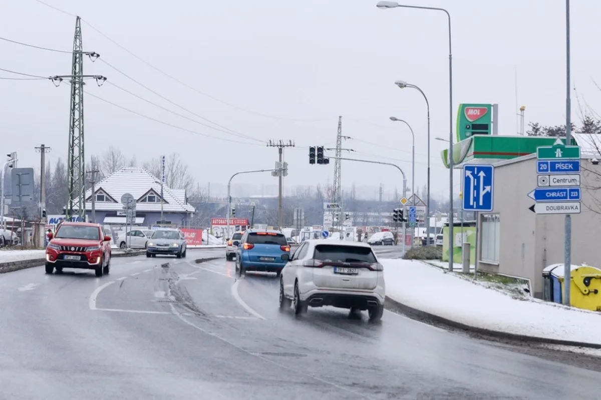 Křižovatka ulic Jateční a Chrástecká má nově semafory. Už se tam se vrátil provoz