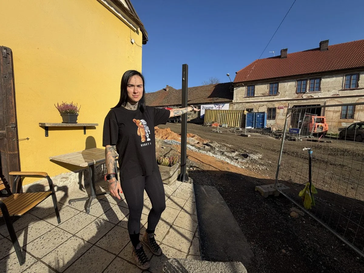 Malebnou kavárnu drtí prodlužovaná oprava ulice. Stojí teď uprostřed staveniště