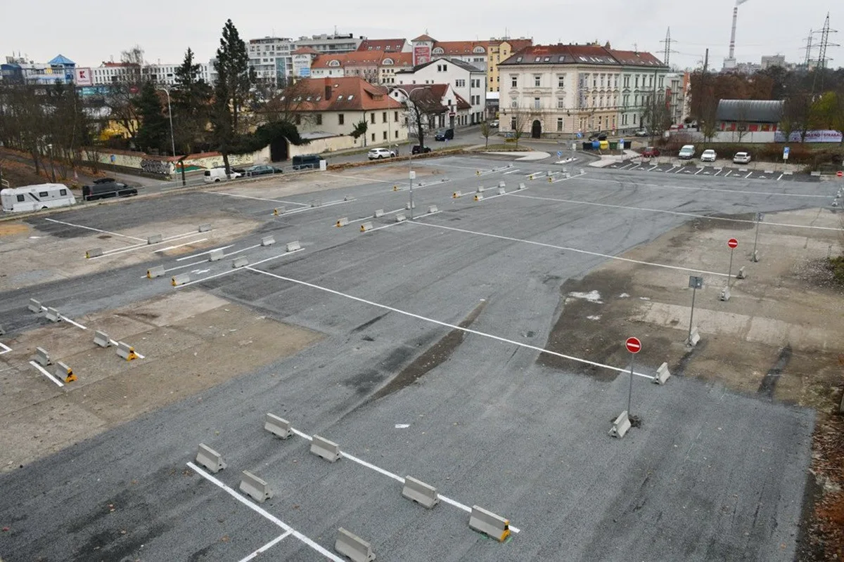Končí parkování zdarma na jedné z největších ploch ve městě, mnozí si stěžují