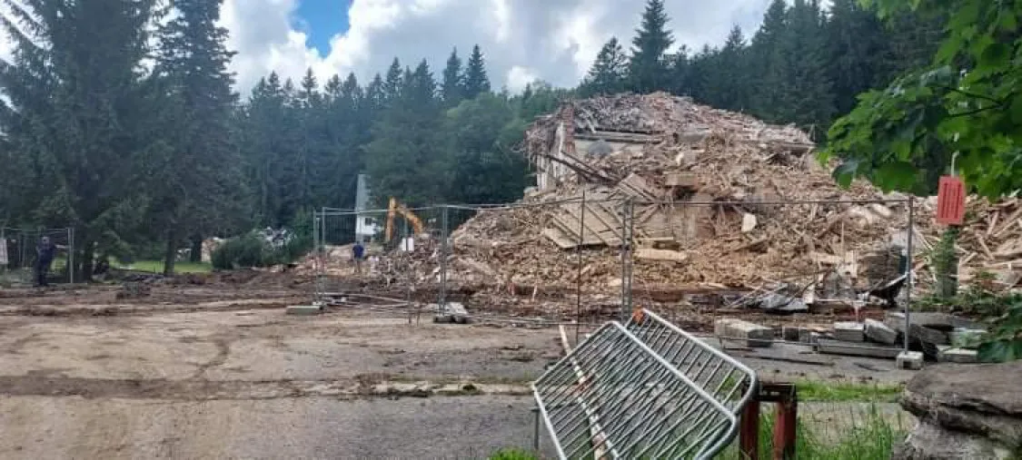 Samotný hotel byl zbourán v roce 2021