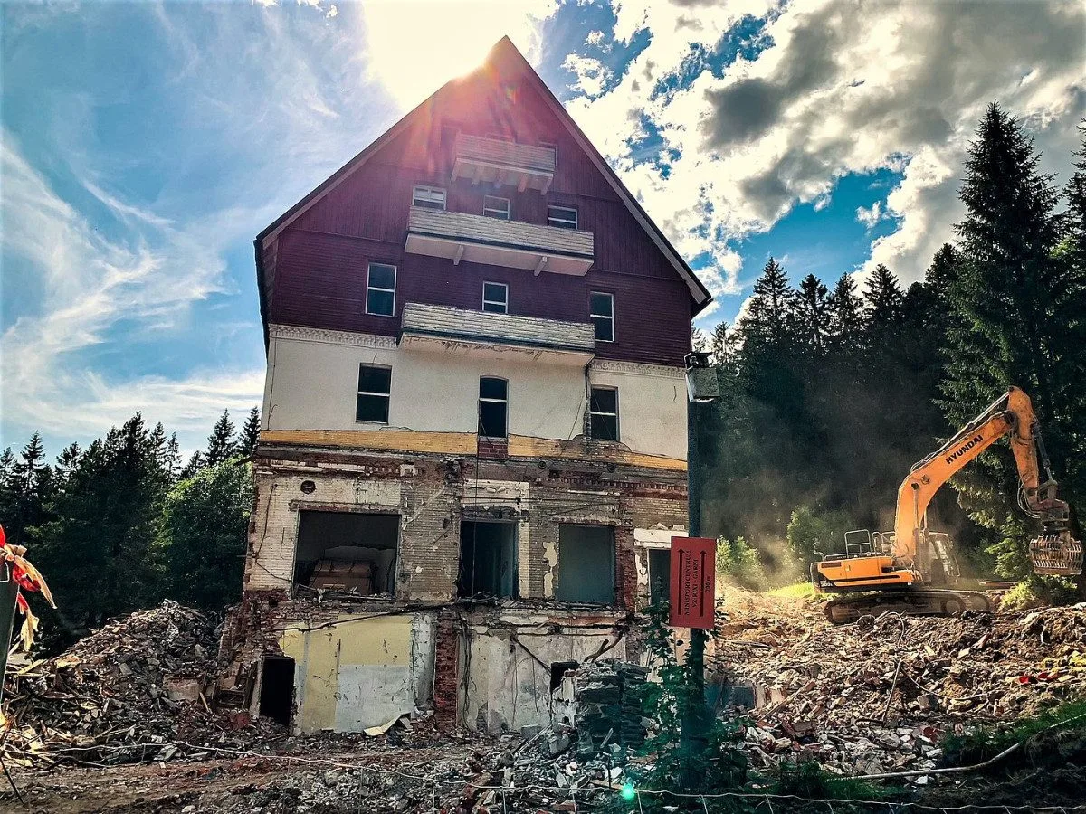 Samotný hotel byl zbourán v roce 2021