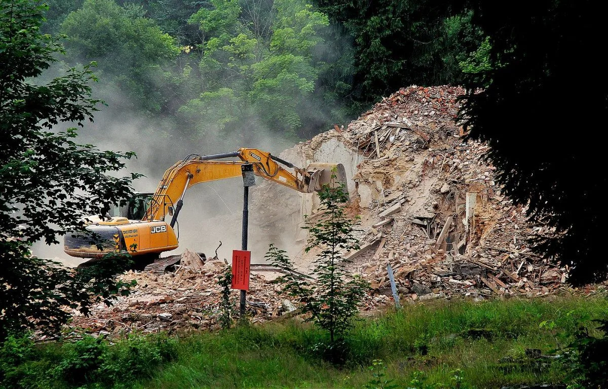 Samotný hotel byl zbourán v roce 2021
