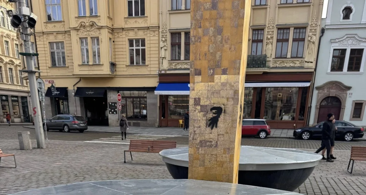 Němečtí fotbaloví fanoušci řádí v ulicích, posprejovali i zlacenou kašnu na náměstí