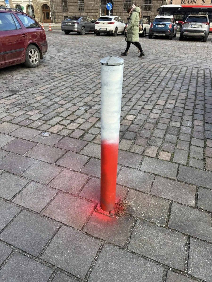 Němečtí fotbaloví fanoušci řádí v ulicích, posprejovali i zlacenou kašnu na náměstí