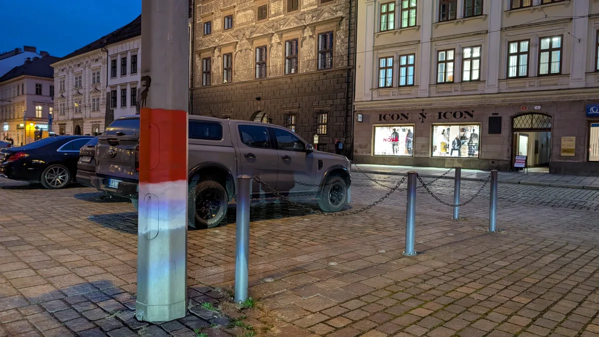 Němečtí fotbaloví fanoušci řádí v ulicích, posprejovali i zlacenou kašnu na náměstí