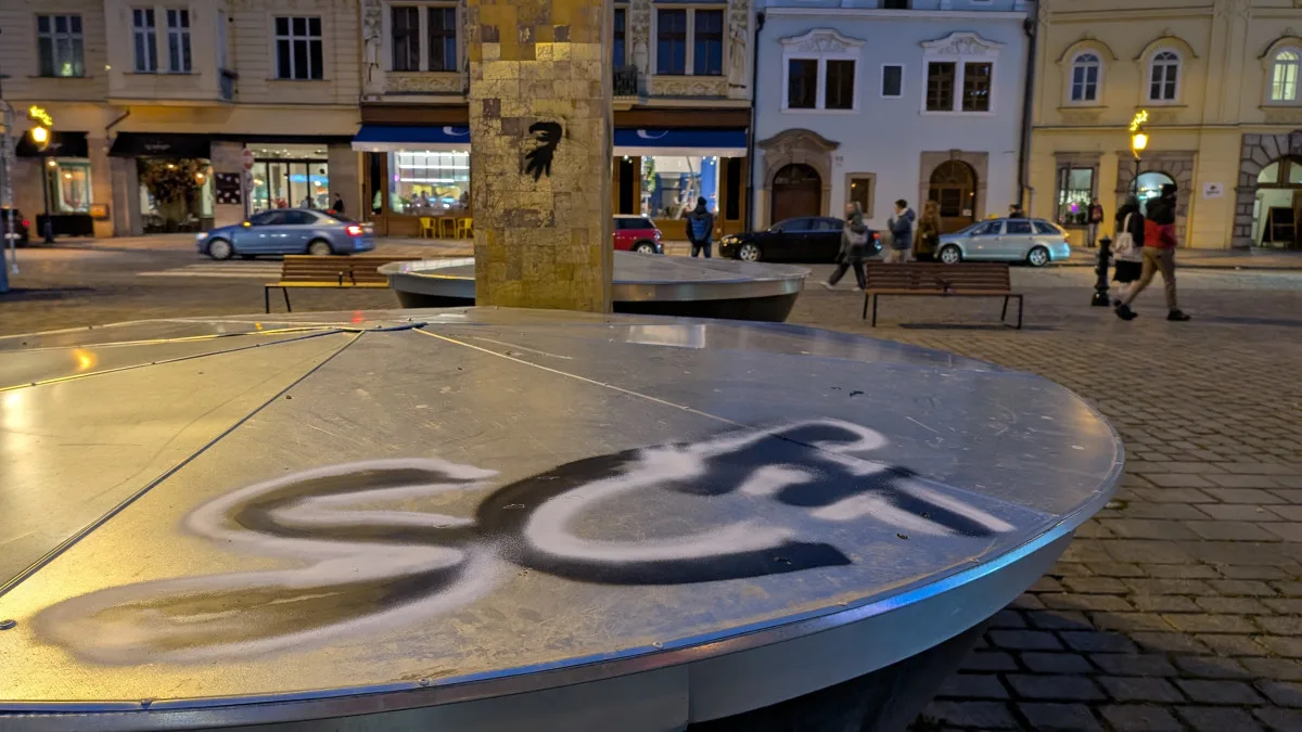 Němečtí fotbaloví fanoušci řádí v ulicích, posprejovali i zlacenou kašnu na náměstí