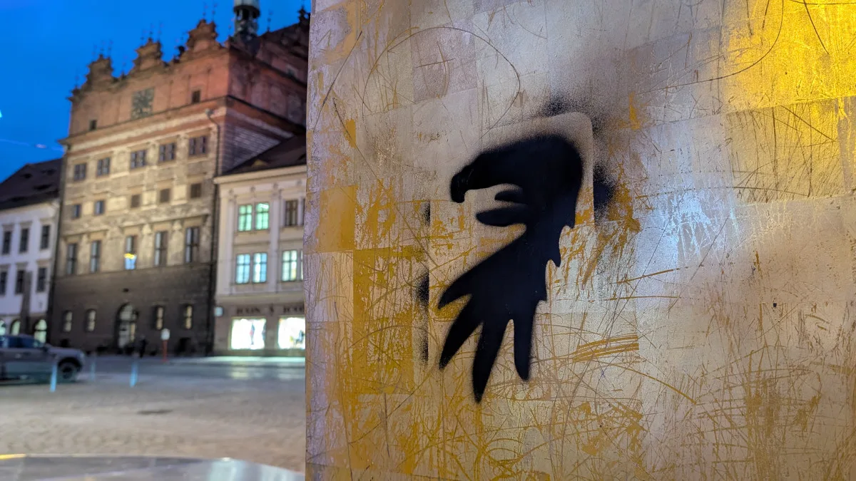 Němečtí fotbaloví fanoušci řádí v ulicích, posprejovali i zlacenou kašnu na náměstí