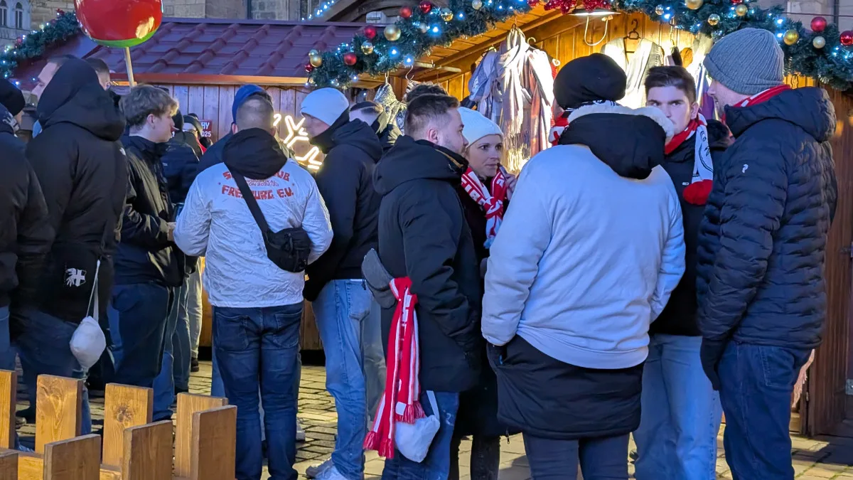 Velké množství fanoušků si užívá atmosféru trhů..
