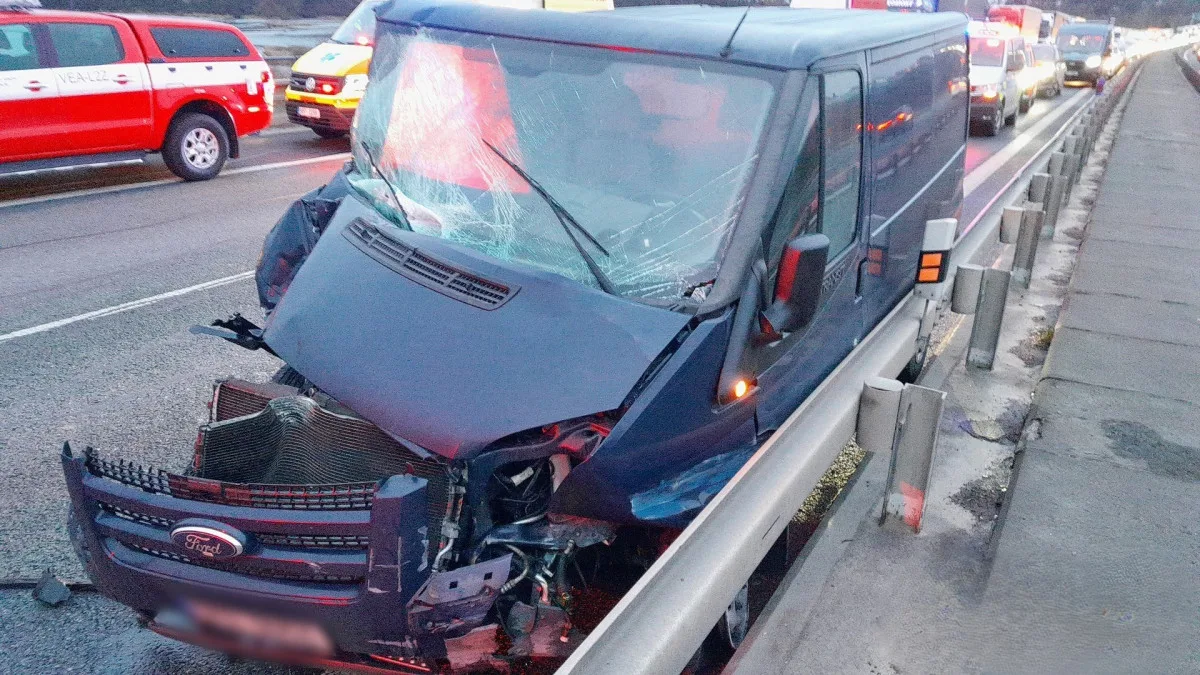 Těžká nehoda ochromila dálnici D5. Dvě zraněné osoby vyprošťovali hasiči 14 minut