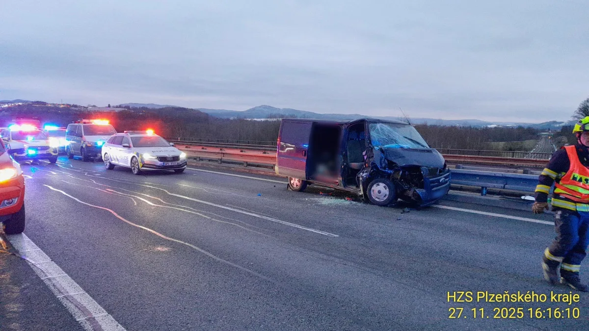 Těžká nehoda ochromila dálnici D5. Dvě zraněné osoby vyprošťovali hasiči 14 minut