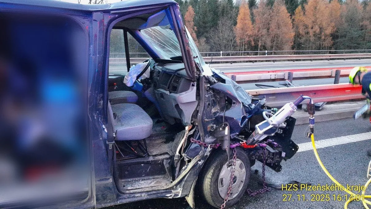 Těžká nehoda ochromila dálnici D5. Dvě zraněné osoby vyprošťovali hasiči 14 minut