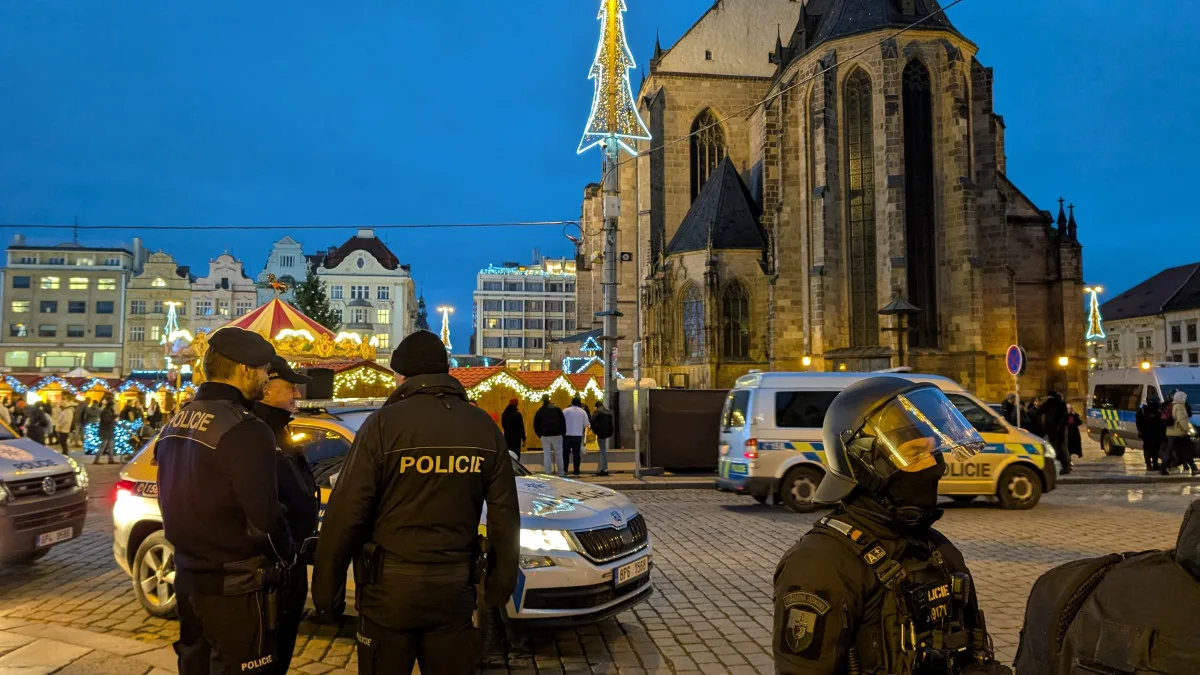 Na bezpečnost dohlíží větší množství policistů.
