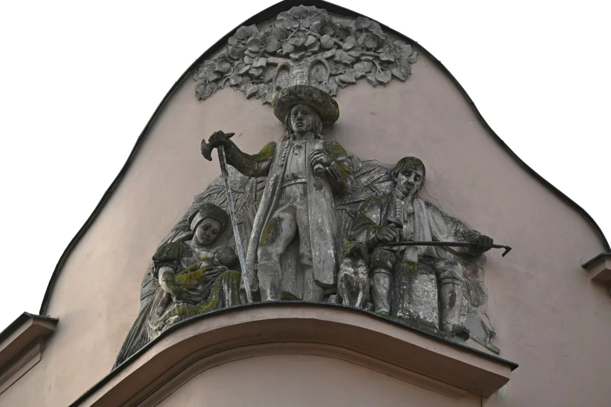 V Plzni připomíná Kozinu například reliéf v arkádě rohového domu na Chodském náměstí.