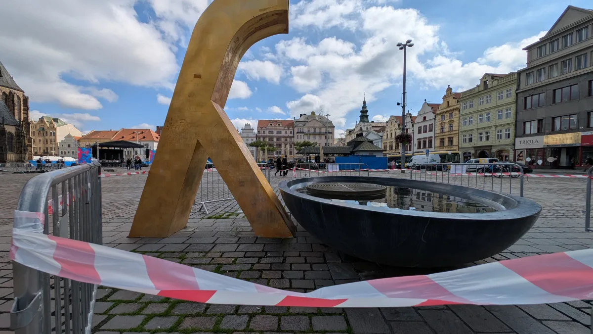 Co si myslí politici o nutnosti údržby a opravy poničených kašen na náměstí Republiky?