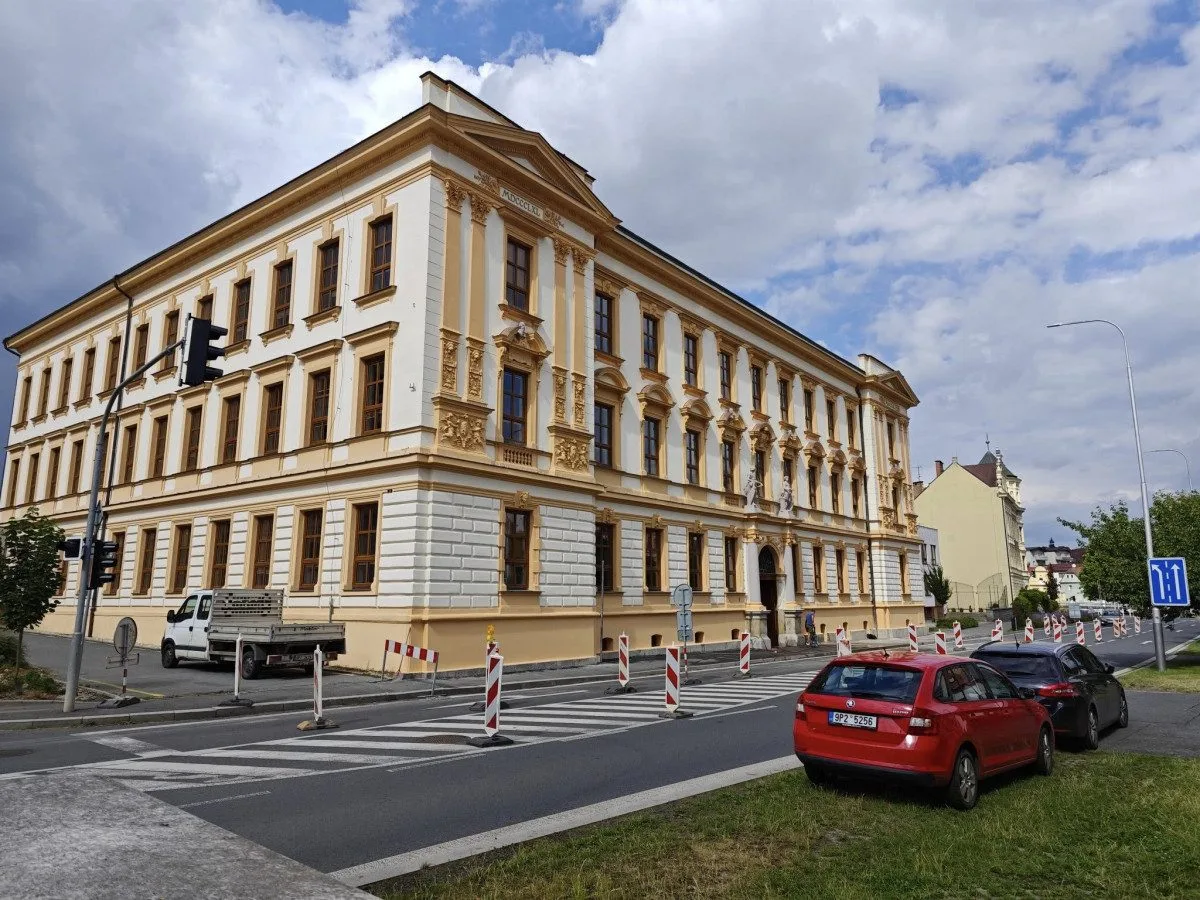 Fasáda historické budovy chlapecké školy září novotou, změnou prošlo i zázemí v hale