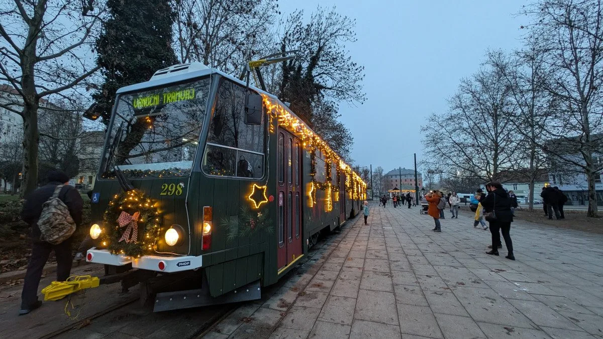 Po kolejích jede chaloupka, plzeňská vánoční tramvaj prošla největší změnou v historii