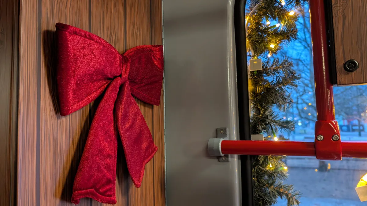 Po kolejích jede chaloupka, plzeňská vánoční tramvaj prošla největší změnou v historii