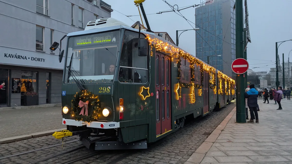 Po kolejích jede chaloupka, plzeňská vánoční tramvaj prošla největší změnou v historii