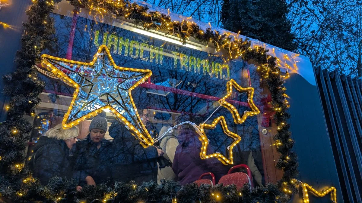 Po kolejích jede chaloupka, plzeňská vánoční tramvaj prošla největší změnou v historii