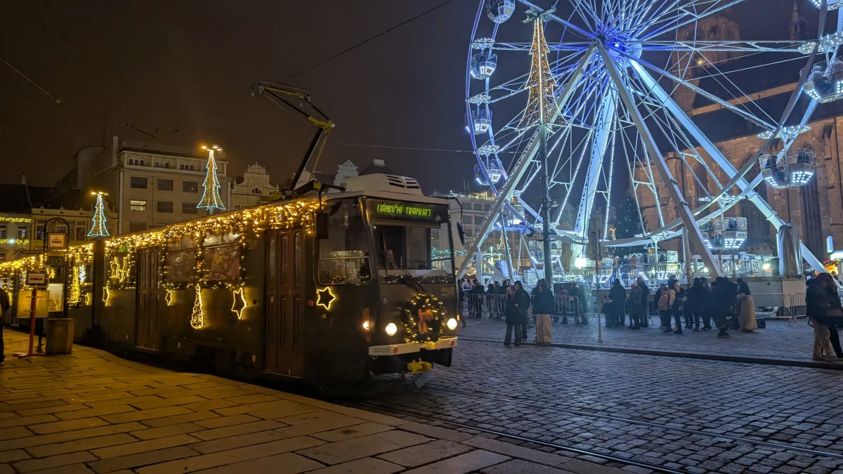 Po kolejích jede chaloupka, plzeňská vánoční tramvaj prošla největší změnou v historii
