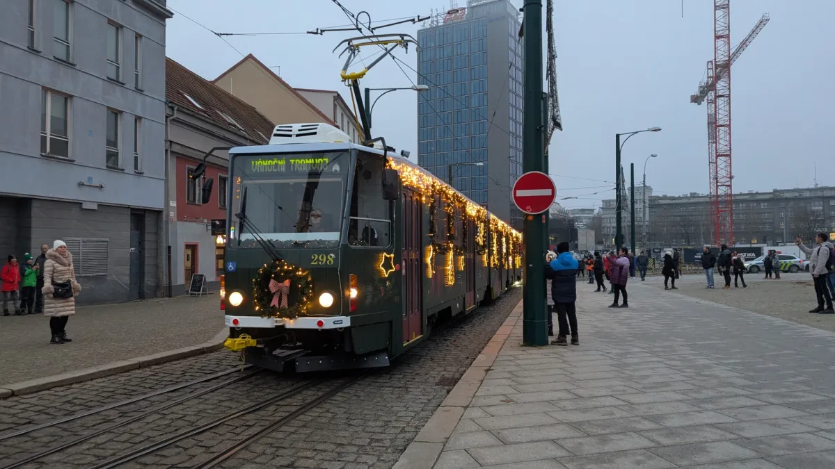 ANKETA: Jak se vám líbí radikální proměna vánoční tramvaje? Známkujte jako ve škole