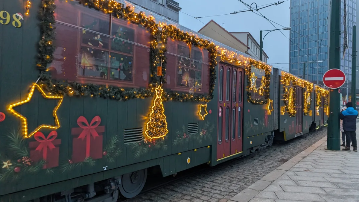 ANKETA: Jak se vám líbí radikální proměna vánoční tramvaje? Známkujte jako ve škole