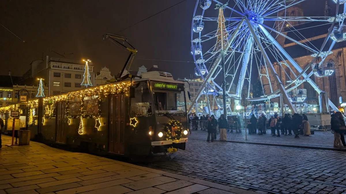 ANKETA: Jak se vám líbí radikální proměna vánoční tramvaje? Známkujte jako ve škole