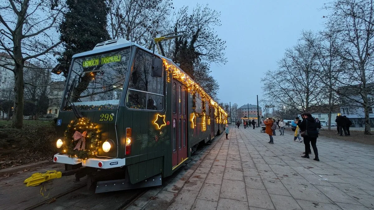 ANKETA: Jak se vám líbí radikální proměna vánoční tramvaje? Známkujte jako ve škole