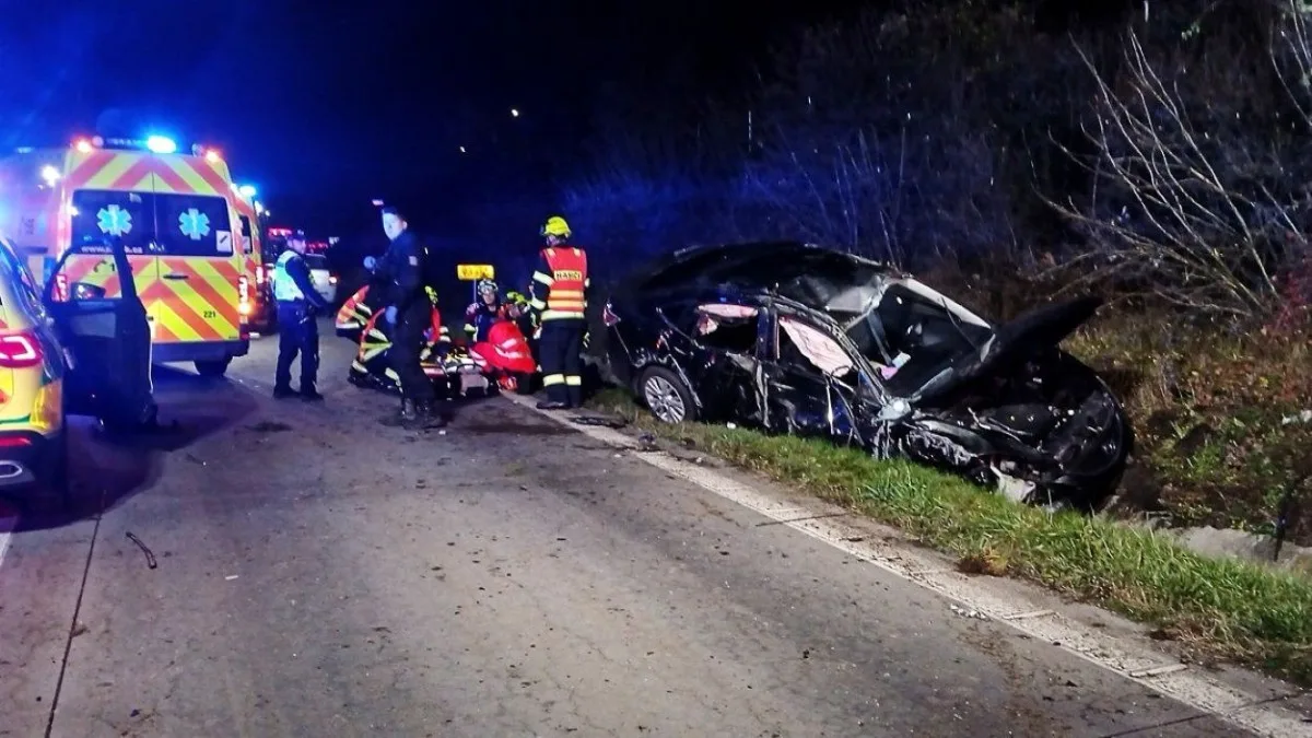 Nejhorší listopadová havárie se stala na sjezdu z dálnice D5. Dva lidé tehdy zahynuli, další tři utrpěli těžká zranění.
