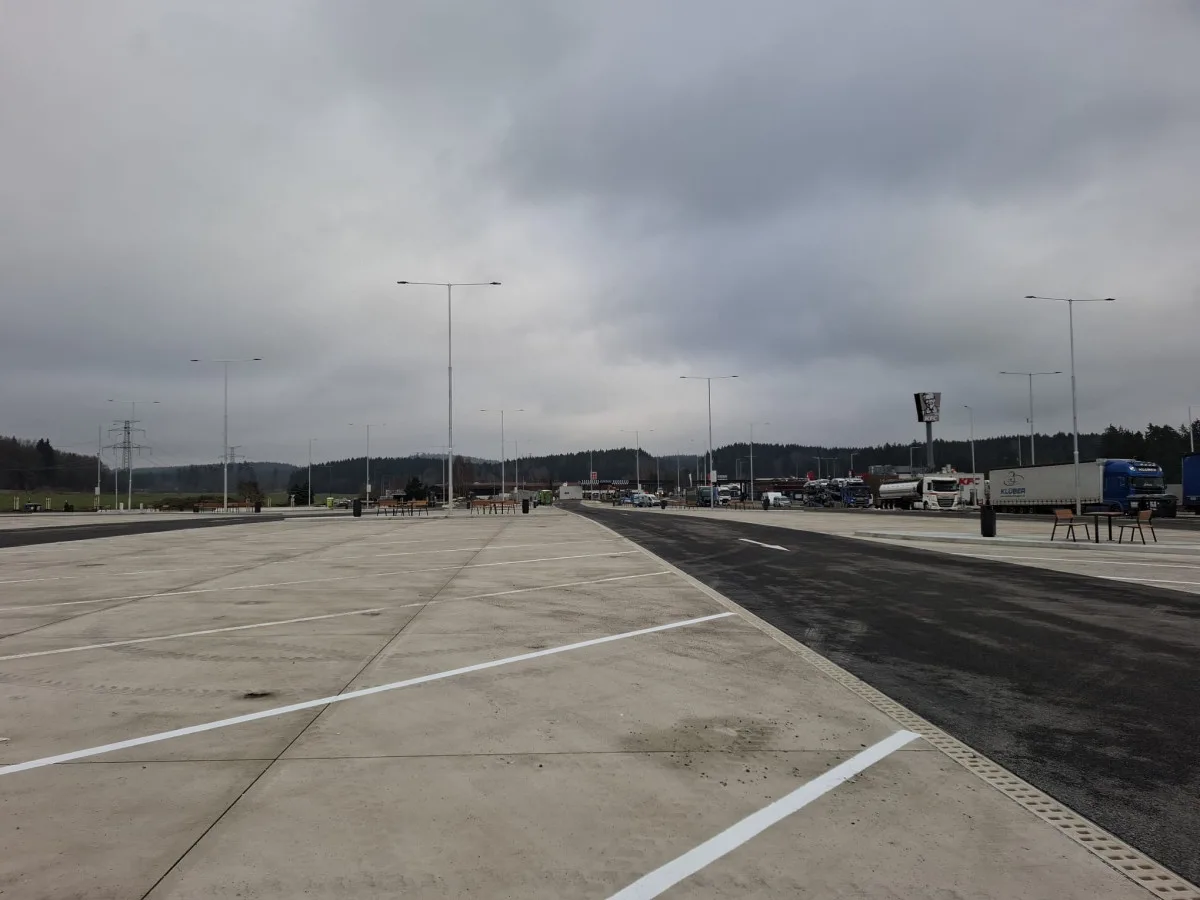 Největší dálniční parkoviště v ČR už je otevřené. Najdete ho na D5 u Rozvadova